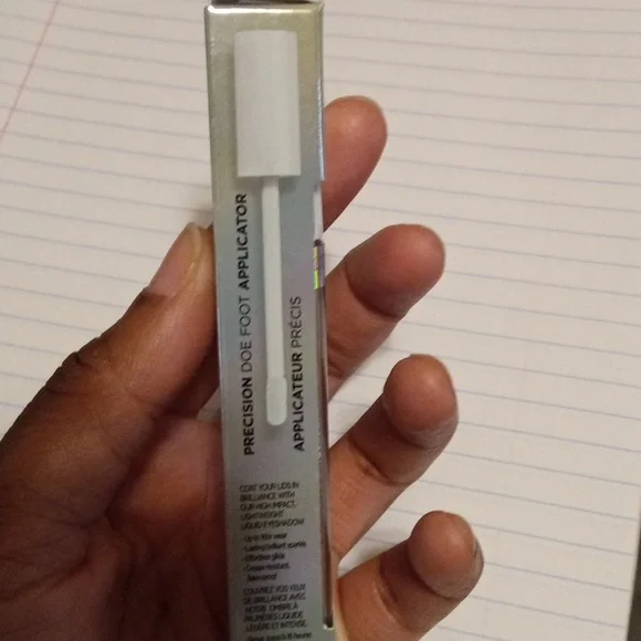 L'Oreal Paris *Brilliant Eyes* Liquid Eye Shadow - Picture 4 of 5